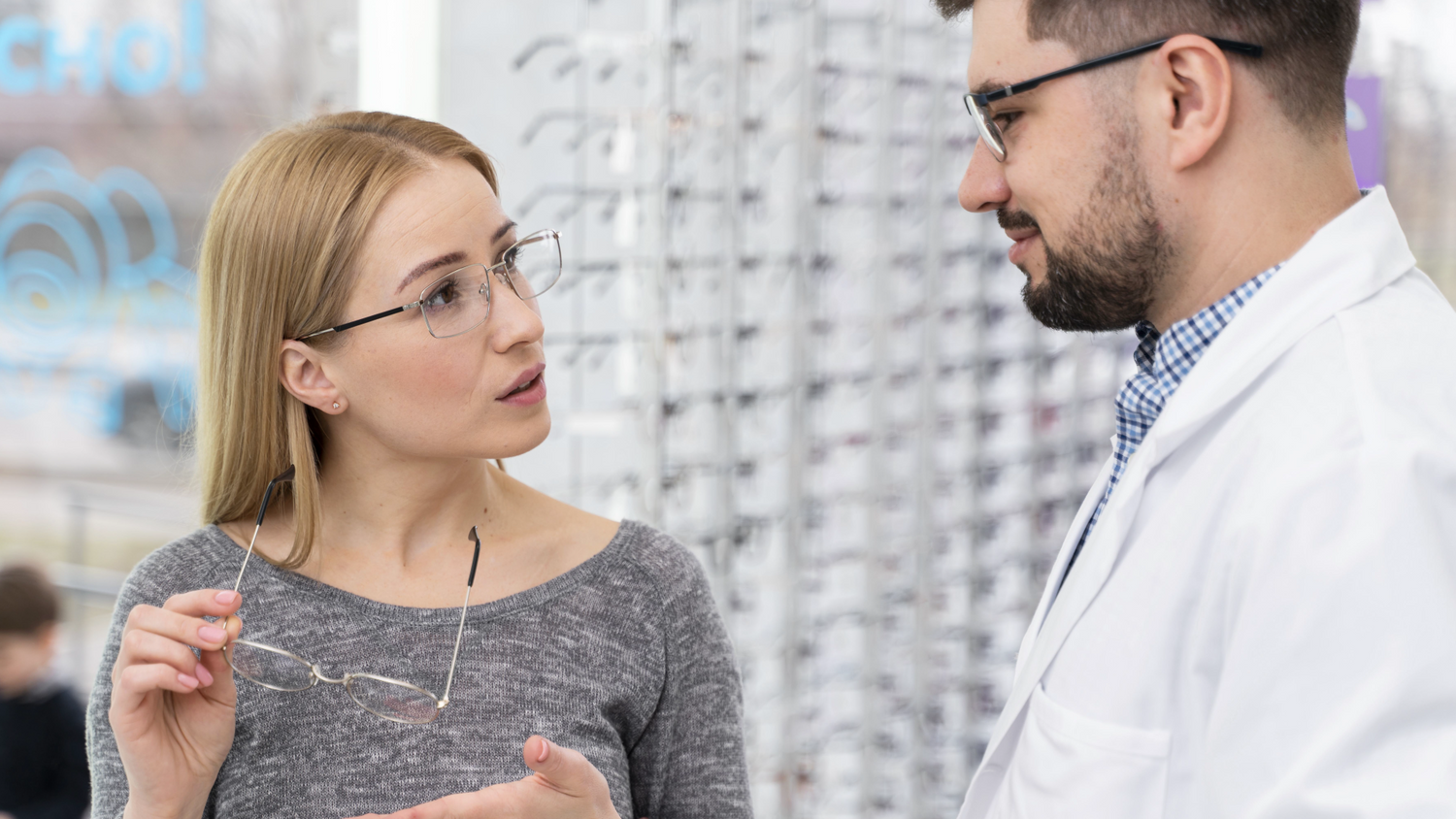 optical-doctor-store-with-client
